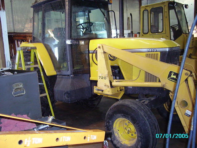John Deere 7410 Airport tractor